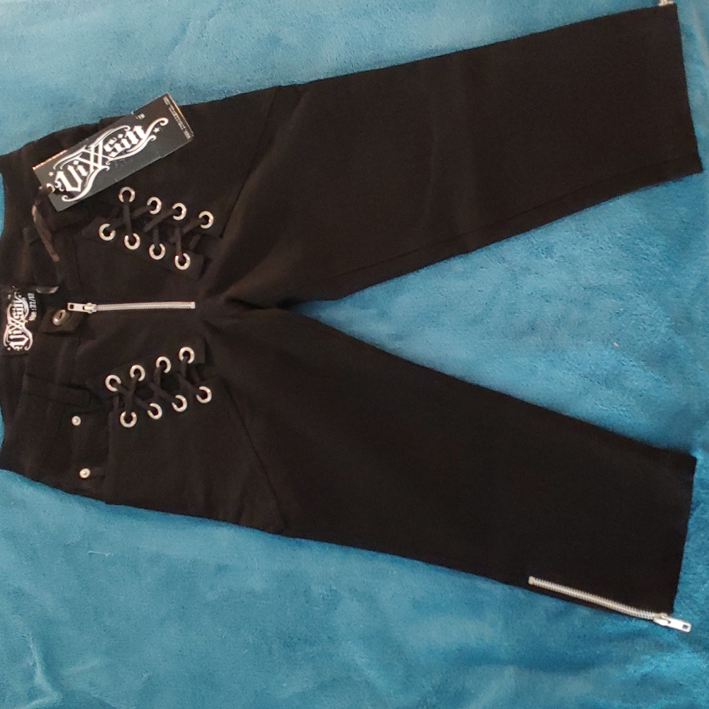 Black detailed Vixxsin Capris